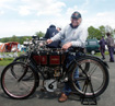 Schon zum 19. Mal in Ibbenbren zu Gast ist Claus Petersen aus Loxstedt. Zusammen mit seiner 104 Jahre alten Peugeot bildet er das lteste "Mensch-Motorrad-Gespann" des Treffens.