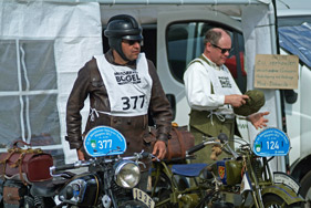 Stilechte Kleidung bei der Ibbenbrener Veteranenrallye